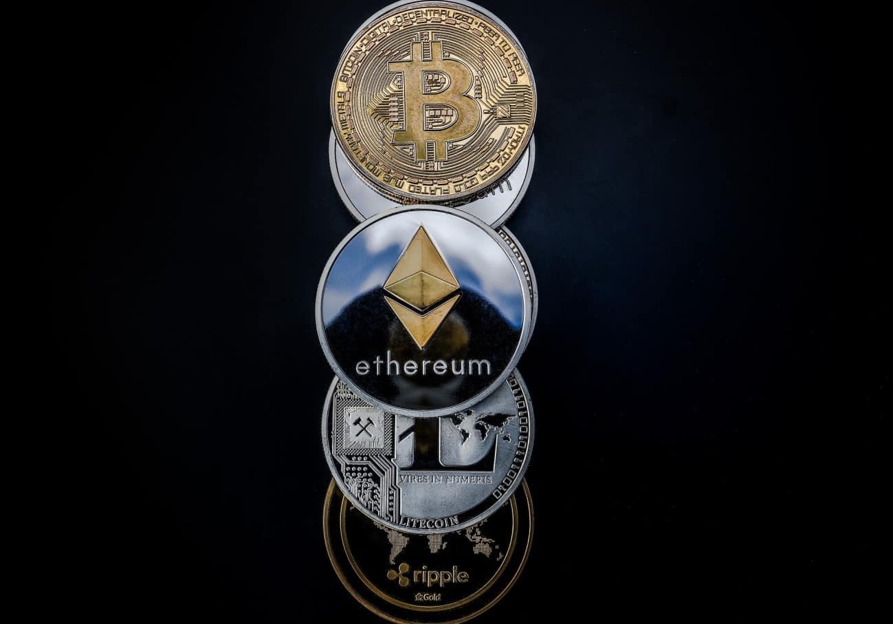 仮想通貨のトレードをする人々が増えている。